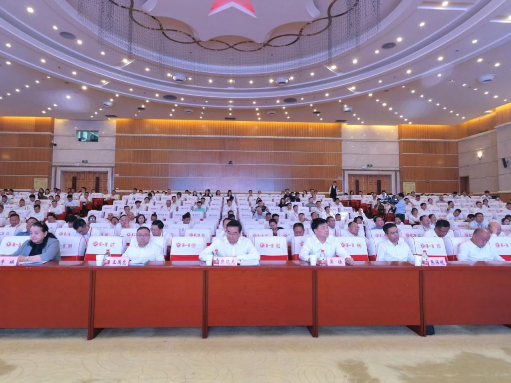 张晓光 吴铁在民营企业家对话榆林经济高质量发展大会致辞 陈高志受邀发言