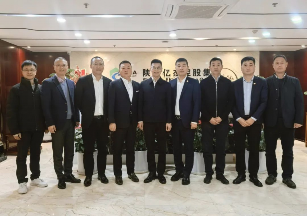 四川省政府驻重庆办主任王君臣一行到访亿杰调研座谈