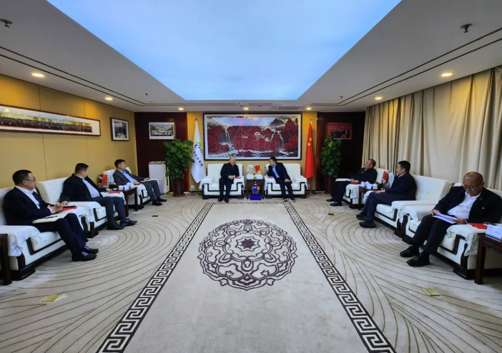 五粮液股份副总裁蒋佳一行到访亿杰控股集团座谈交流