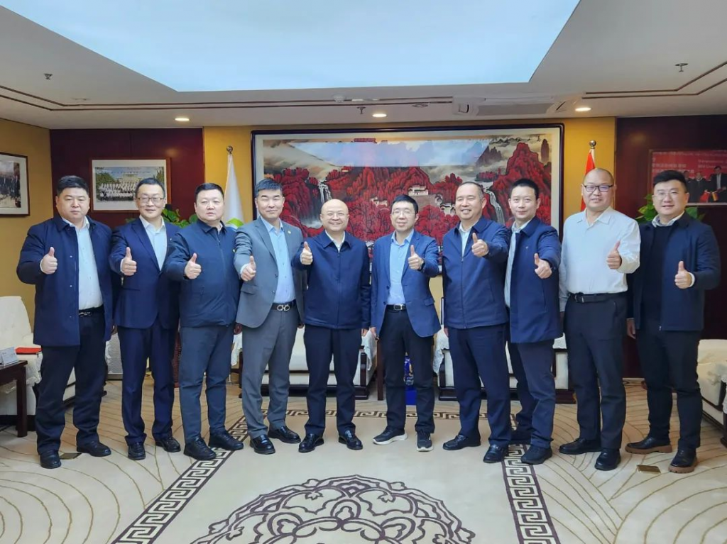 五粮液股份副总裁蒋佳一行到访亿杰控股集团座谈交流