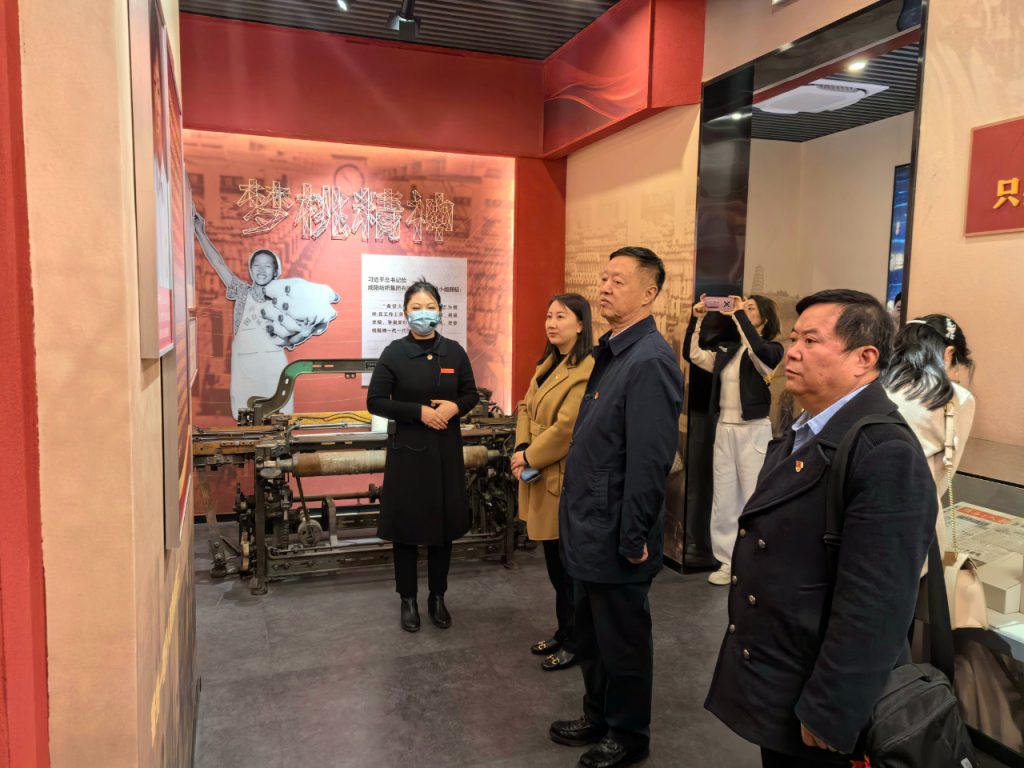 张文波书记带领亿杰部分党员走进西安市劳模精神展示馆开展主题党日活动