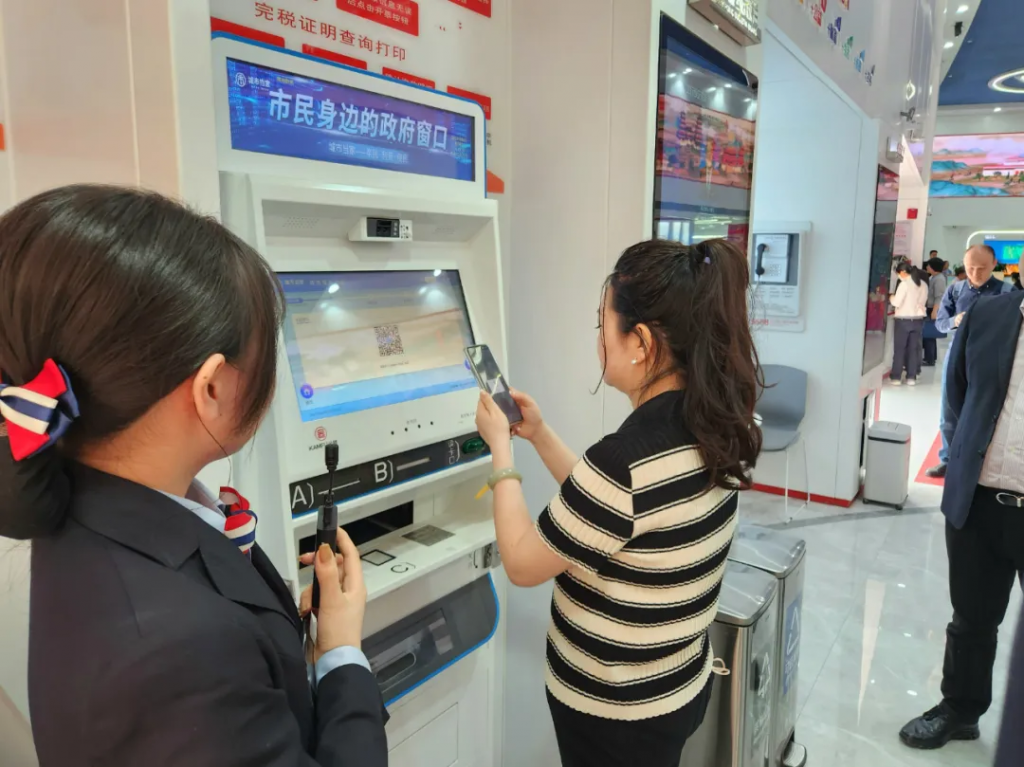 首创 || 亿杰金赋研制的“市民之窗”智能终端在工行高新大厅正式上线