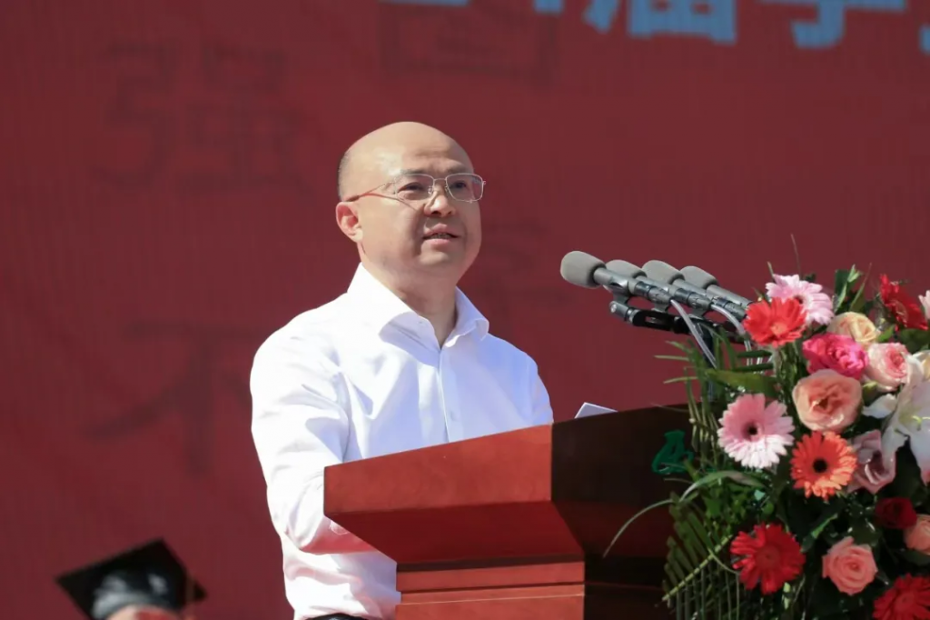 陈高志作为校友代表在西科大2024届毕业典礼上发言