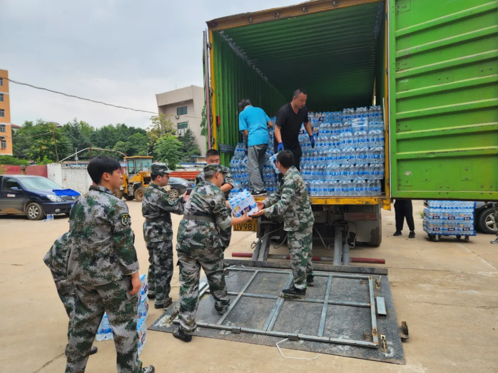 亿杰控股集团向宝鸡捐赠防汛救灾物资