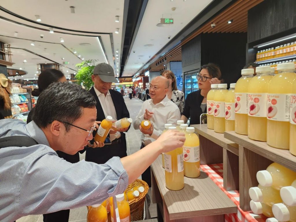 刘永好 陈高志一行考察赛格商场 莱特光电 国际医学 和利时等企业