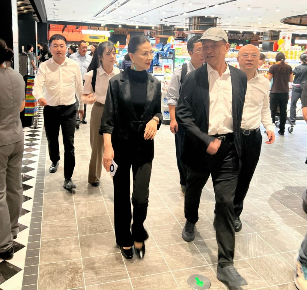 刘永好 陈高志一行考察赛格商场 莱特光电 国际医学 和利时等企业