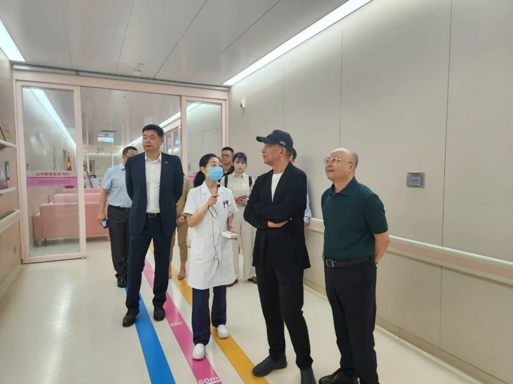 刘永好 陈高志一行考察赛格商场 莱特光电 国际医学 和利时等企业