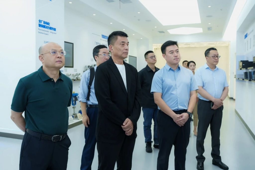 刘永好 陈高志一行考察赛格商场 莱特光电 国际医学 和利时等企业