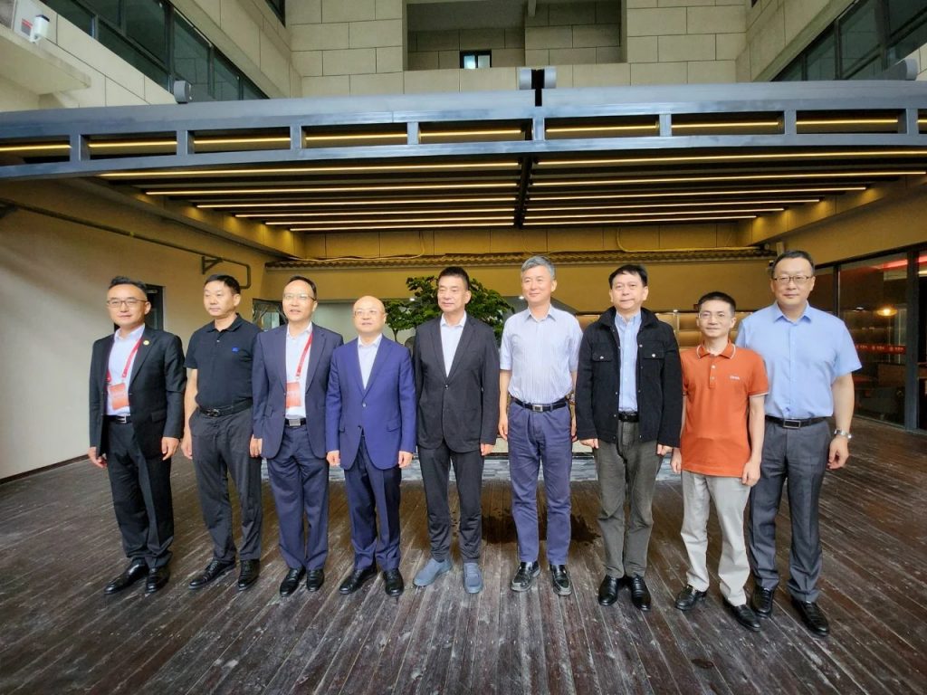 刘永好 陈高志一行考察赛格商场 莱特光电 国际医学 和利时等企业