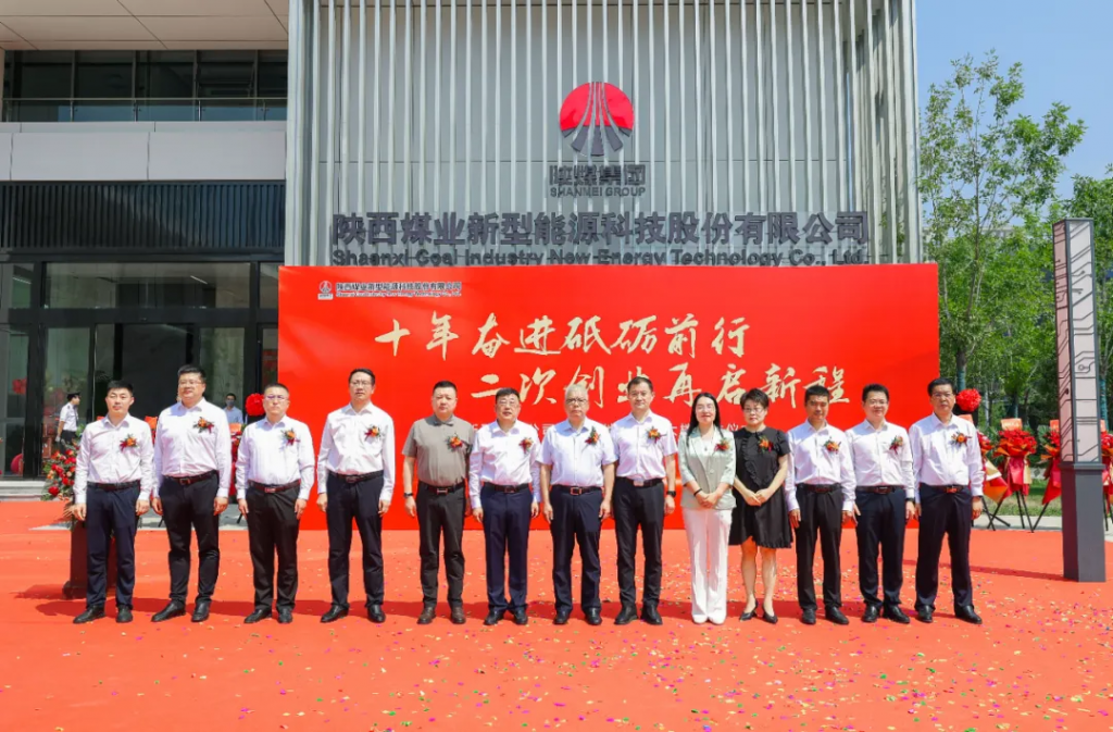 李杨代表亿杰参加混改企业·陕煤新型能源“二次创业启新程”书画摄影展