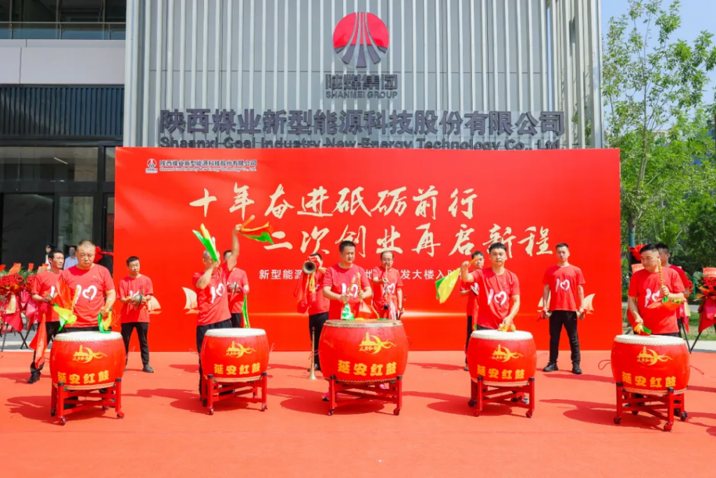 李杨代表亿杰参加混改企业·陕煤新型能源“二次创业启新程”书画摄影展