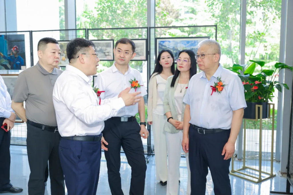 李杨代表亿杰参加混改企业·陕煤新型能源“二次创业启新程”书画摄影展